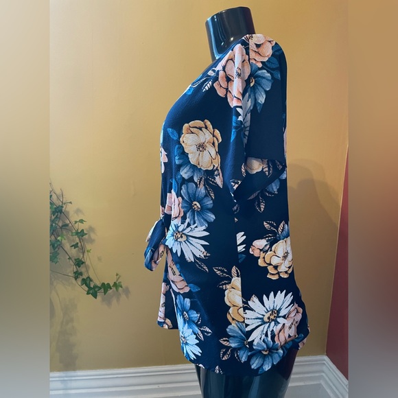 Women’s  Vintage Floral Short Sleeve Blouse ( small ) - Picture 2 of 5